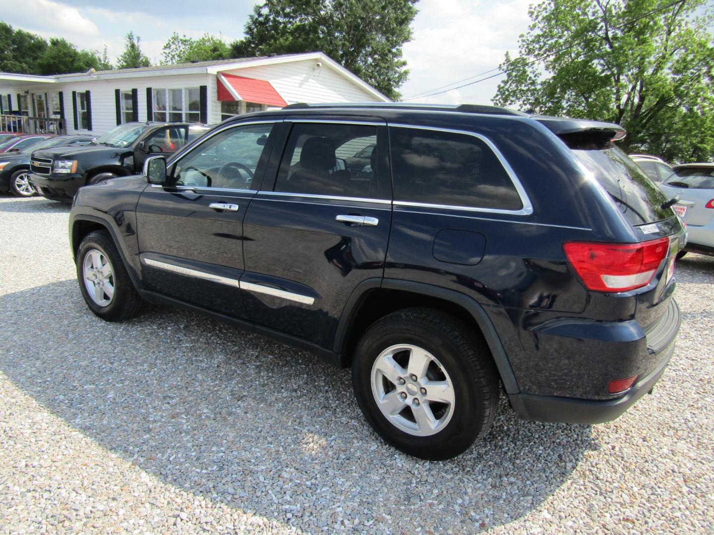 2013 Blue /Tan Jeep Grand Cherokee Laredo 2WD (1C4RJEAG1DC) with an 3.6L V6 DOHC 24V engine, Automatic transmission, located at 15016 S Hwy 231, Midland City, AL, 36350, (334) 983-3001, 31.306210, -85.495277 - Photo#5